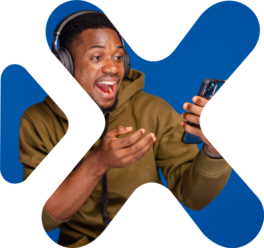 Cliente feliz com o celular na mão, conectado à internet da iPlay Telecom