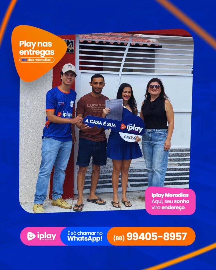 Entrega das chaves da casa própria a um casal de clientes