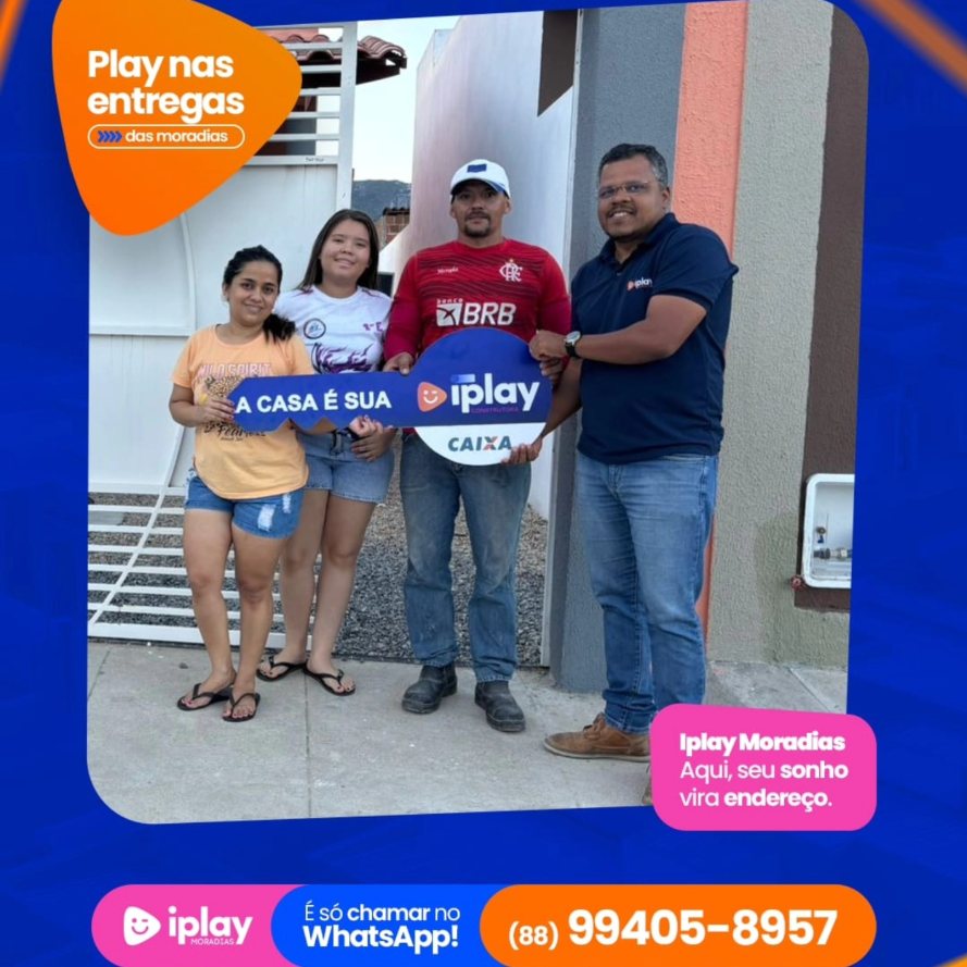 Família recebendo a chave da casa nova da iPlay Moradias